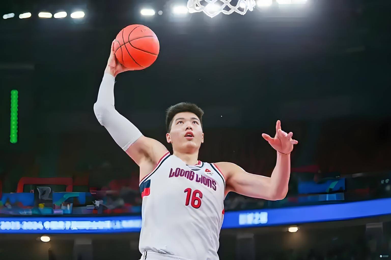 转会期全明星赛传出新动向；上海久事防线松动；管理层表态：震撼外界；年轻球员得到机会的简单介绍