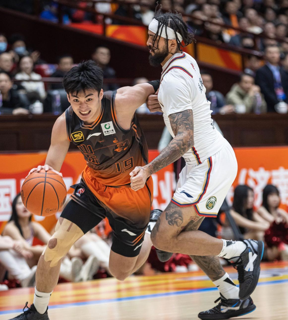 今晨CBA常规赛焦点战，门兴格拉德巴赫回应争议，管理层满意，轮换策略成焦点的简单介绍